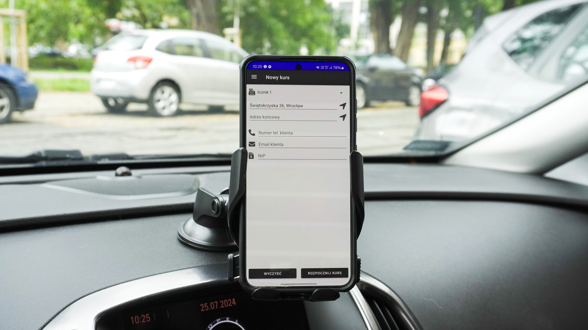 telefon w samochodzi z aplikacją wirtualna kasa dla taxi