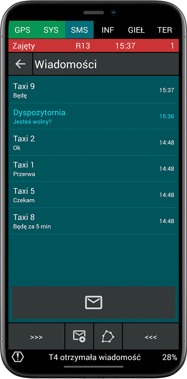 Telefon z wiadomościami wewnątrz aplikacji mobilej kierowcy taxi.