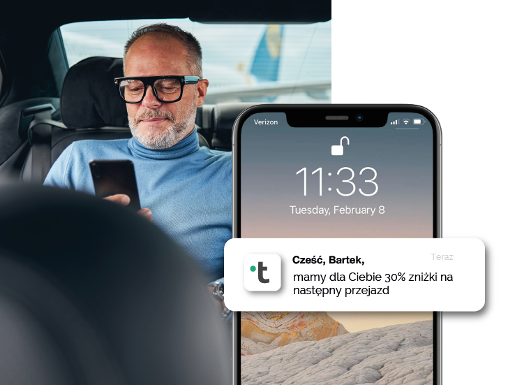 Pasażer taksówki korzystający z aplikacji mobilnej
